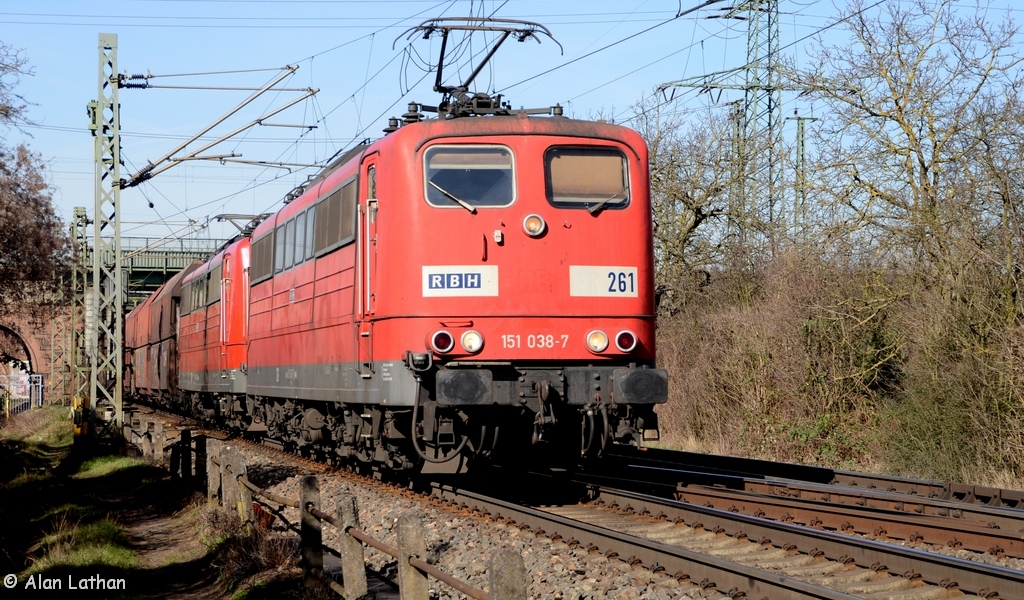 RBH 261, 269 Wiesbaden-Ost 24 Feb 2014
151 038-7, 151 014-8
