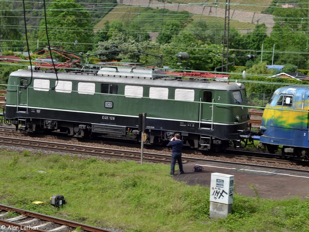 E40 128 Bingen 12 May 2014
Biggest surprise today - with 103 220 on tow up to Koblenz-Lützel.
