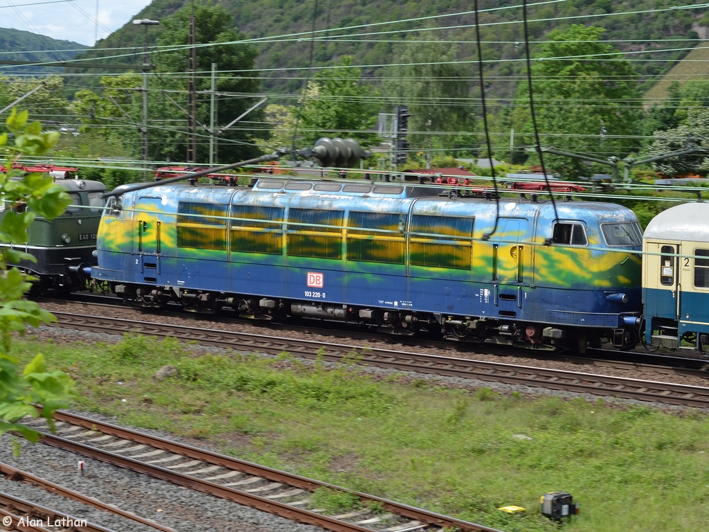 103 220 Bingen 12 May 2014
on its way behind E40 128 to the museum in Koblenz-Lützel. Thanks to the weedkiller I was in the right place at the right time!
