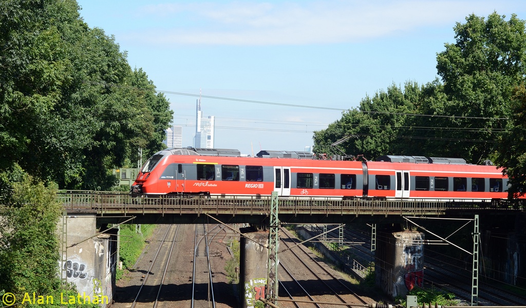 Moselbahn 442 FFOR 28 Aug 2014
crossing KBS650 from FF-Süd, 4-car set named 'Müden'
