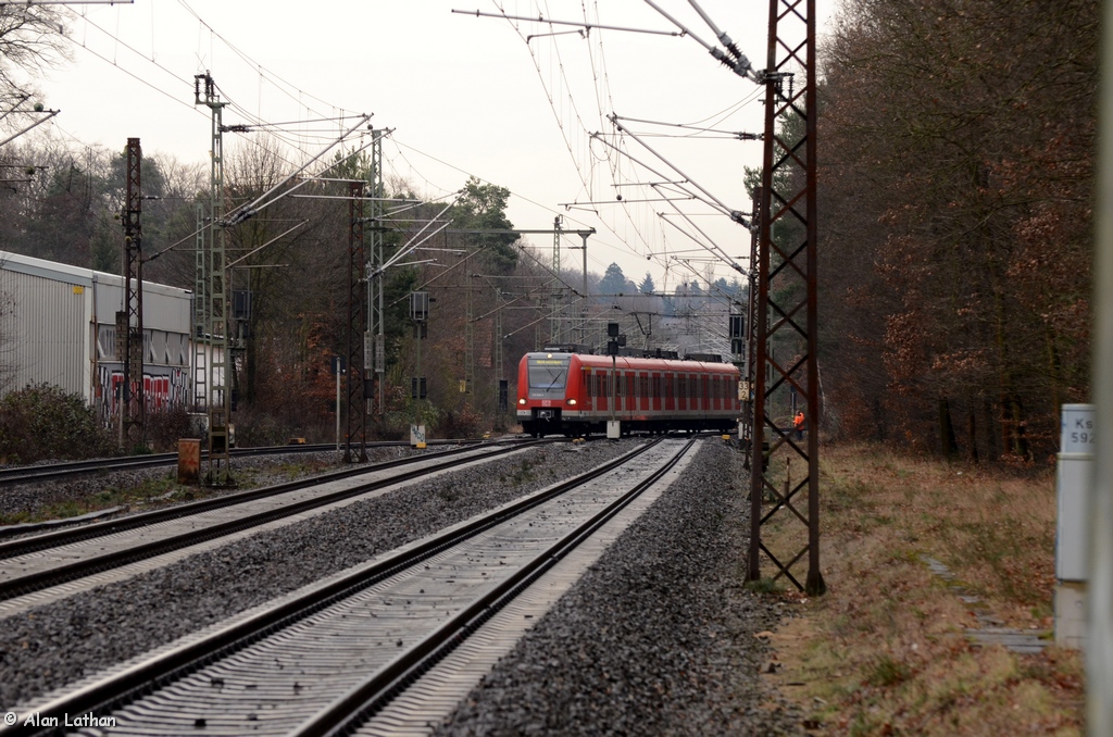 423 948 FFOR 19 Dec 2013
appears out of the forest (actually up the spur from the Frankfurt-Heidelberg route on an empty to Frankfurt depot)
