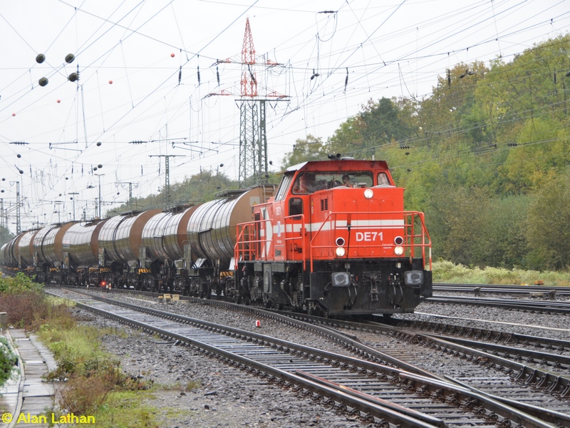 RHC DE 71 Gremberg 8 Oct 2014
NVR 98 80 0272 009-8 D-RHC
After my last visit two years ago I got the urge and got soaked in the process!
