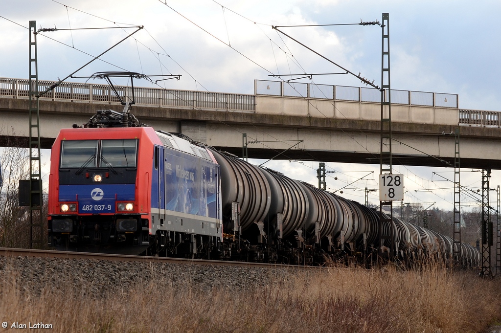 482 037 Hünfeld 8 Jan 2014
SBB on hire to Railpool, subleased to Rurtalbahn.
Advertising Infraleuna
