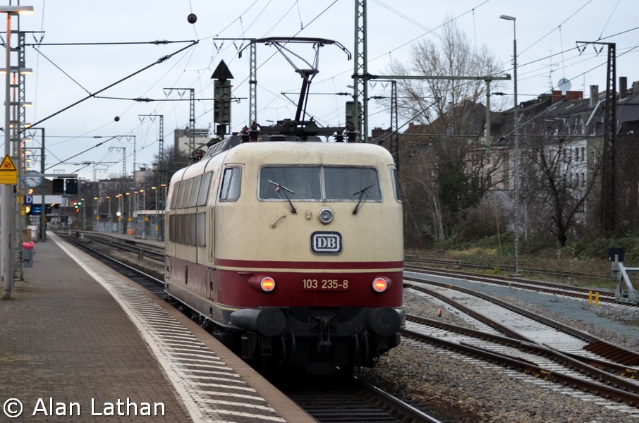 103 235 FFS 12 Jan 2015
Last run of a beautuful lady - Frankfurt Hbf - Munchen Laim Rbf under Train No. 13955
