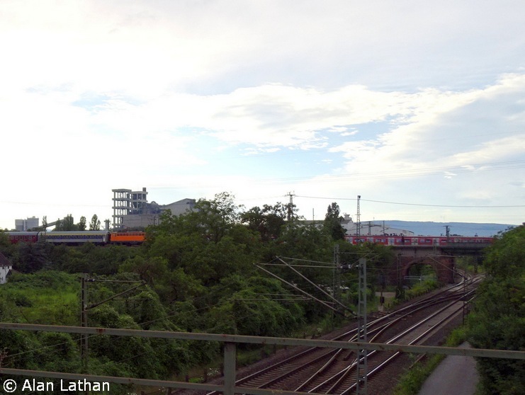 1142 635 Wiesbaden-Ost 25 July 2014
Autoslaaptrein meets S-Bahn - this was an absolute surprise because I could see nothing but darkness through the camera due to the sun and was pointing it at the noise more than anything!
91 80 1142 635-3 D-NTS has just crossed the Kaiserbrücke over the Rhine.
