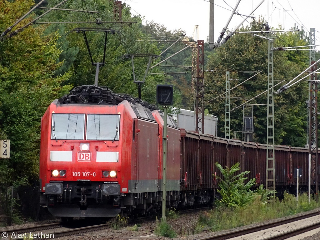 185 107, 102 FFOR 2 Sept 2014
with the 48604 XID (Domodossola) to FL (Limburg) taking the Gleisdreieck (triangular track) northwards. The clay (ton, margilla) travels in the other direction!
