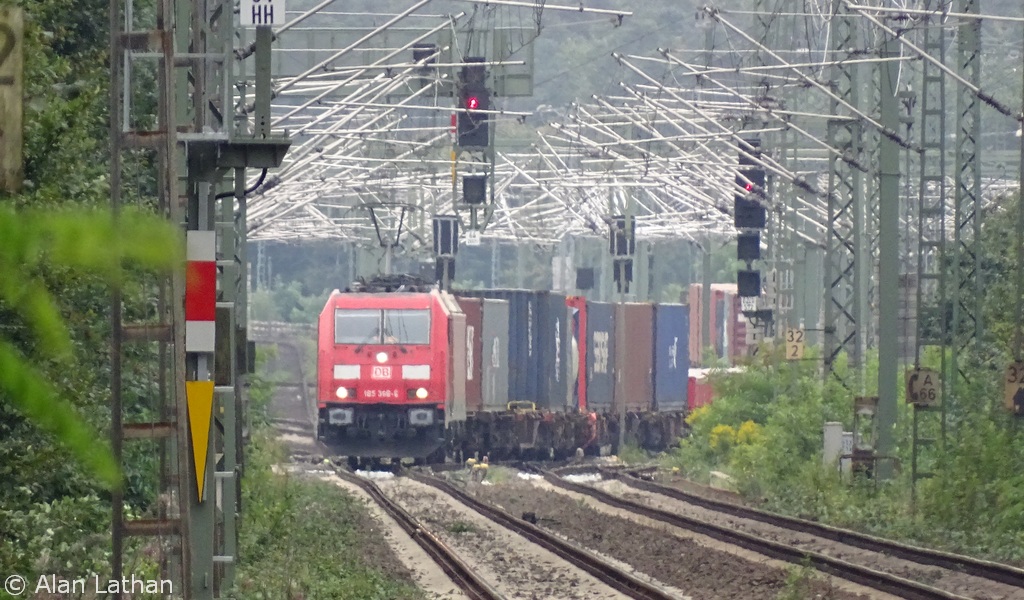 185 369 FFOR 2 Sept 2014
at the other end (Stadion) the goods train coming from FMB crosses all tracks to reach us, fighting the haze under a maze of overhead junk.
