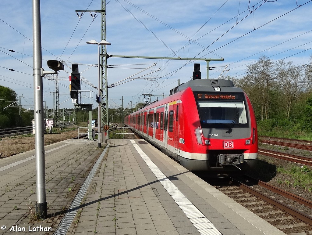 430 607 FF-Stadion 28 April 2015
departing with an S7 to Riedstadt-Goddelau
