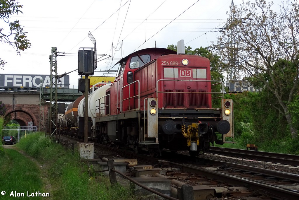 294 686 Wi-Ost 12 May 2015
with the regular short pickup, and with an intermodal crossing towards Kaiserbrücke.
