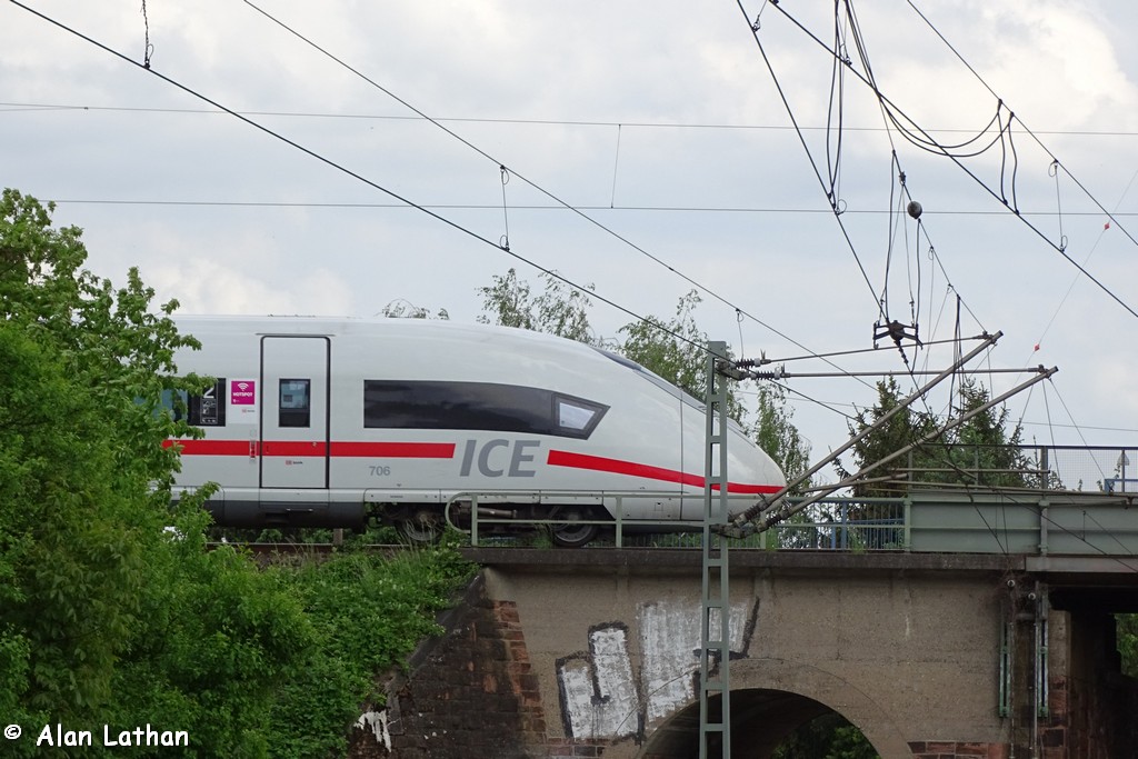 407 006 Wi-Ost 12 May 2015
Velaro towards Wiesbaden
