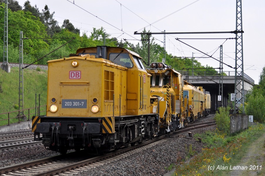 203 301 FFOR South 2 May 2011
with a track ballast unit, followed at the rear with a tunnel vehicle
