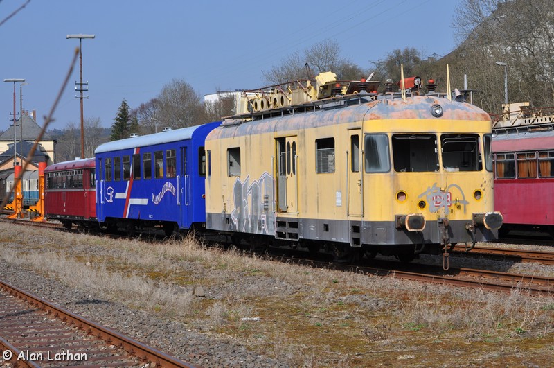 HWB 701 120-8 Hermeskeil 6 Apr 2012
is the yellow TTW, blue is a Mandaubahn carriage, and red is the HWB VT55 (Type VT98 MAN 1960/145112)
