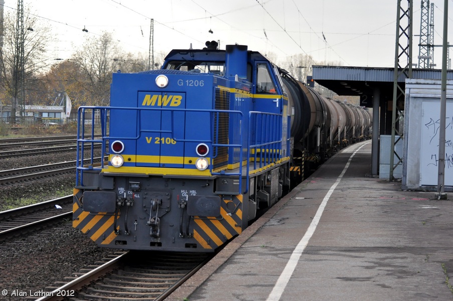 MWB V 2106 EOS 19 Nov 2012
hurries through the station with its short train of OnRail  bulk containers
