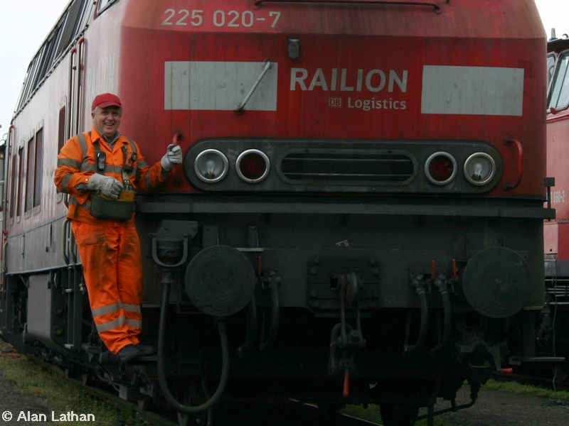 225 020 EOS 25 Apr 2008
Walter is obviously a happy shunter! Retired ca 2013

