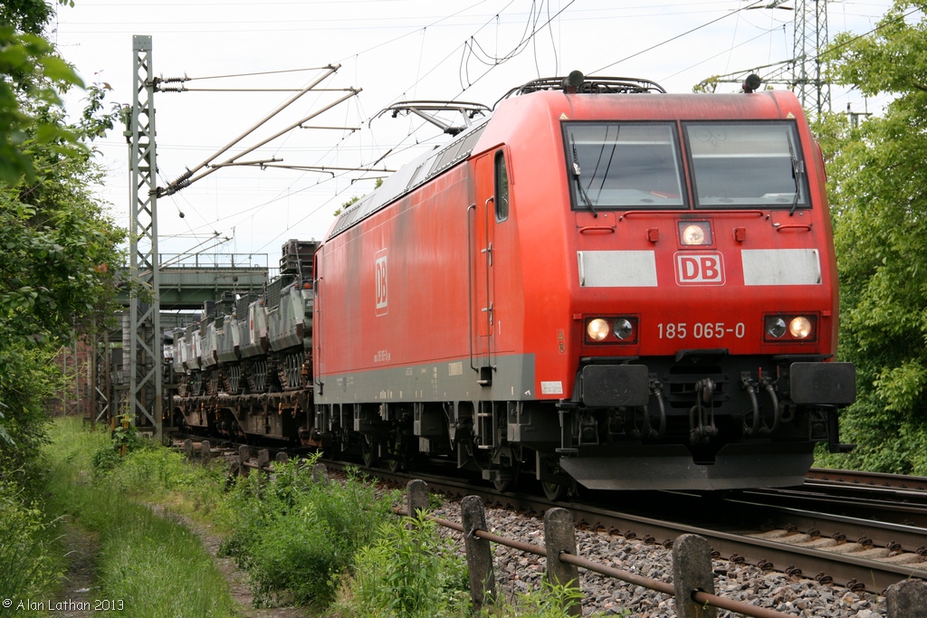 185 065 Wiesbaden-Ost 27 May 2013
with a very long military train...
