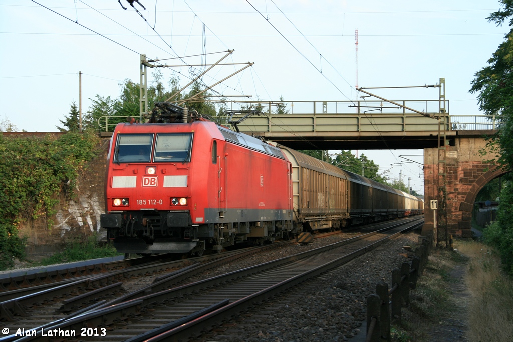 185 112 Wiesbaden-Ost 5 Aug 2013 19:42
with Habbiins of Rail Cargo Austria
