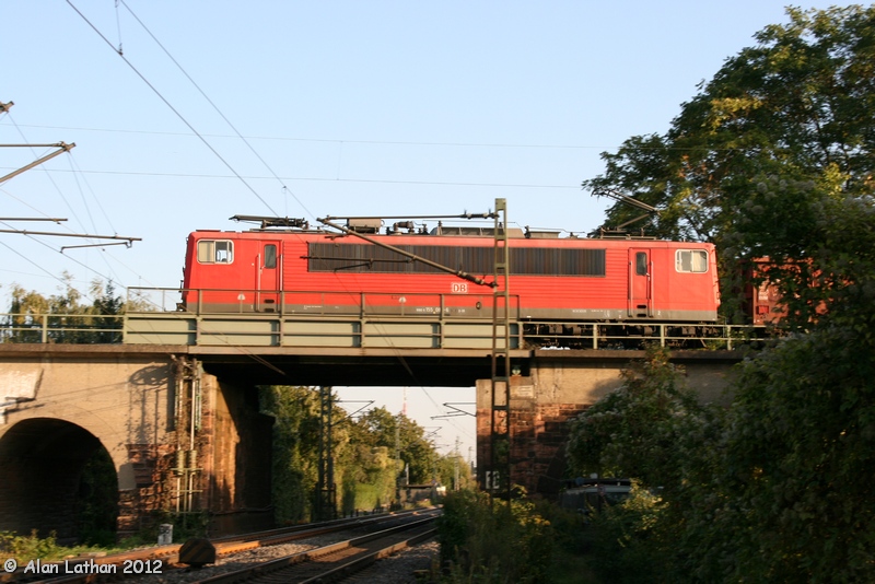 155 089 Wiesbaden-Ost 1 Oct 2012
a redirected goods - rare to see on this bridge!
