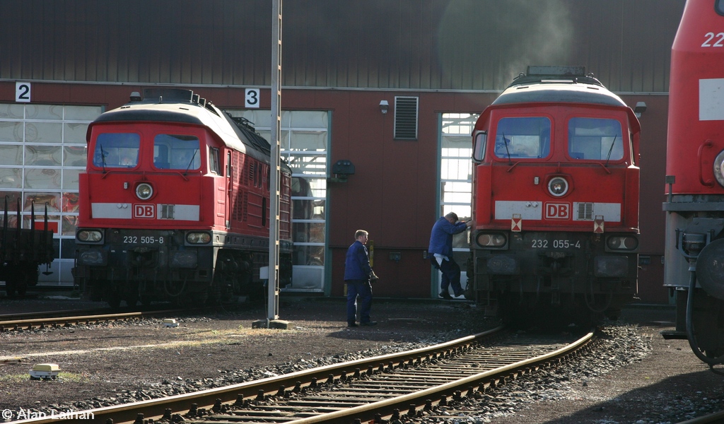 232 055 Osterfeld-Süd 12 April 2008
has just been shunted out of the hall...
